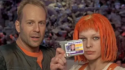 Homem calvo de meia idade com mulher branca de cabelo laranja mostrando um cartão de identificação