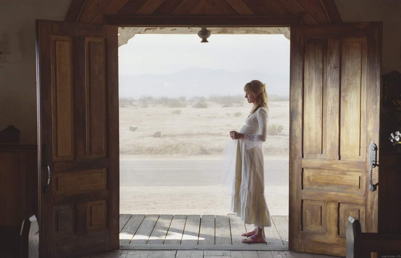 Mulher grávida de vestido branco abandonada na porta da igreja no dia do casamento