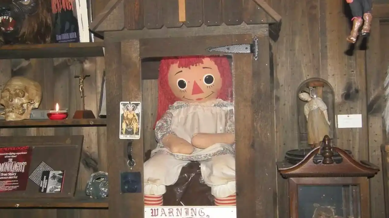 uma boneca de pano comum presa em uma caixa de madeira