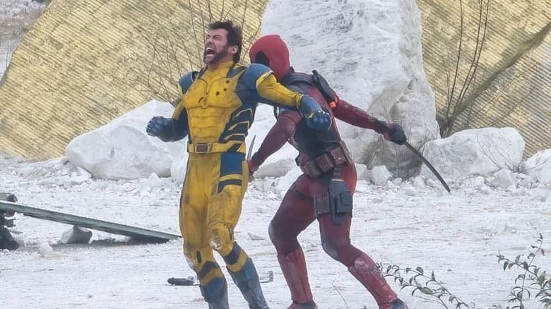 Deadpool atacando a parte de trás da coxa de Wolverine com sua espada enquanto Wolverine grita de dor