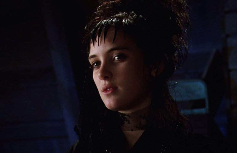 Winona Ryder jovem no papel de uma jovem gótica
