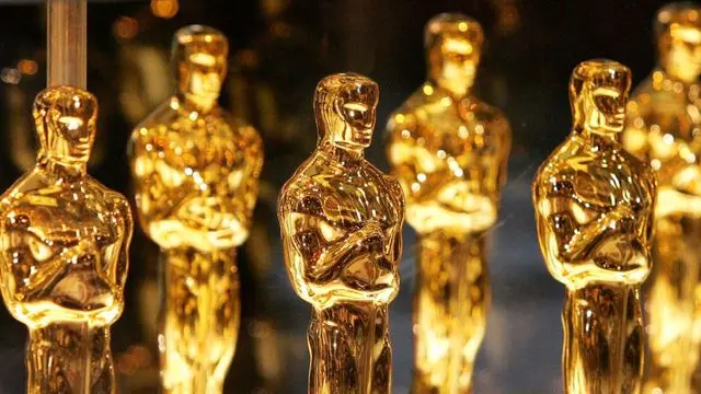 Estatuetas do Oscar enfileiradas em um pedestal