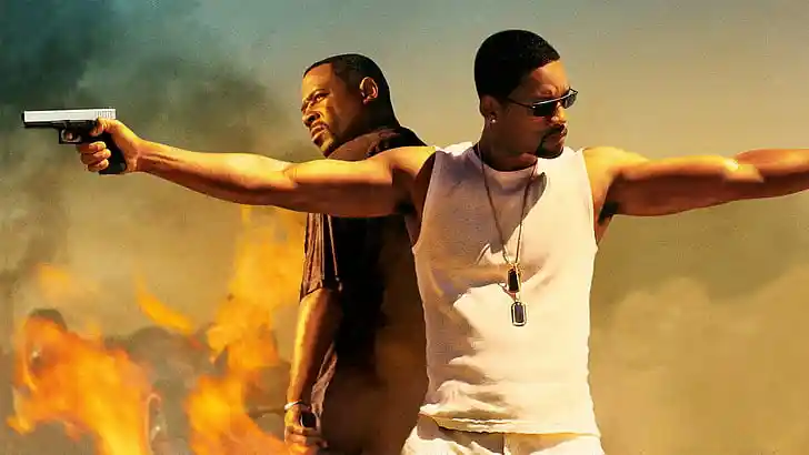 will smith e martim lawrence apontando armas para os lados