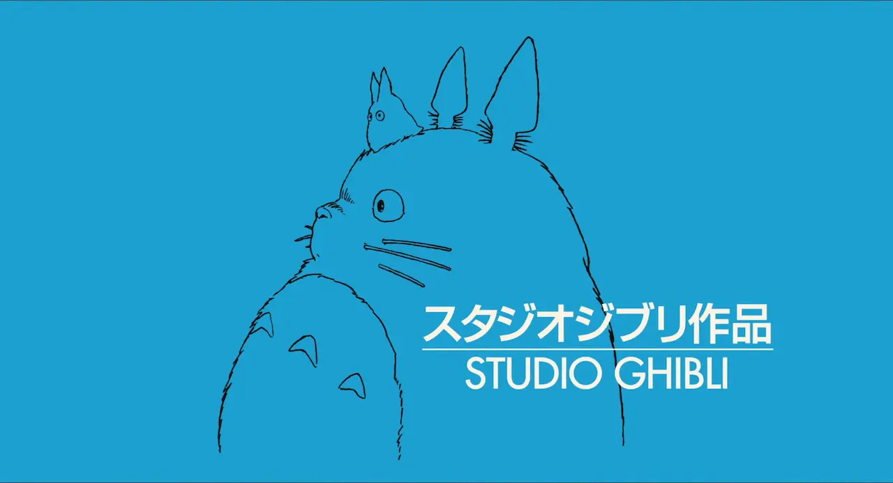 um Totoro desenhado num fundo azul